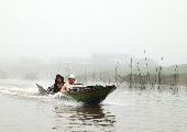 Foto: Cilts sievietes un saldūdens delfīnu meklējumi Borneo